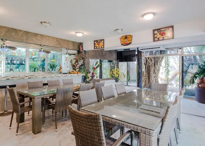 Private 10 Rooms, Private Pool, Walk To *