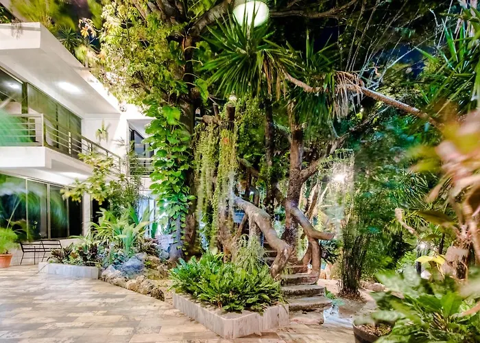 Couette-café Private 10 Rooms, Private Pool, Walk To