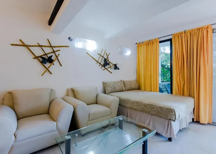 Private 10 Rooms, Private Pool, Walk To Couette-café