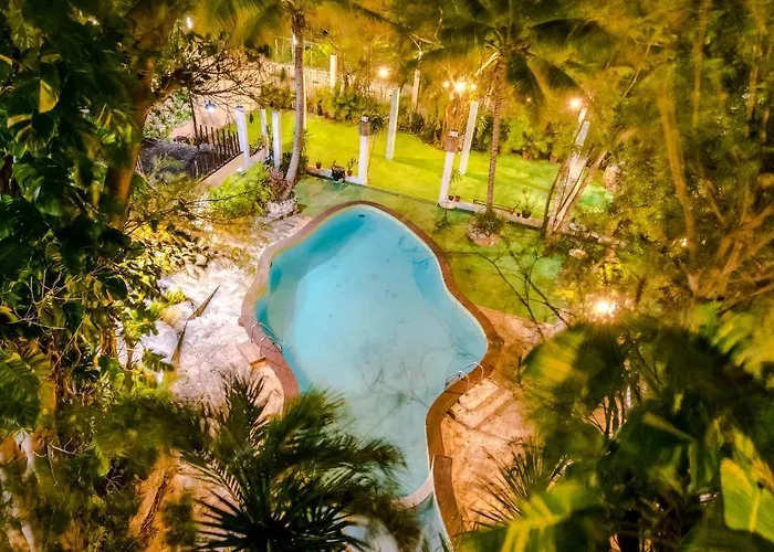 Private 10 Rooms, Private Pool, Walk To Couette-café *