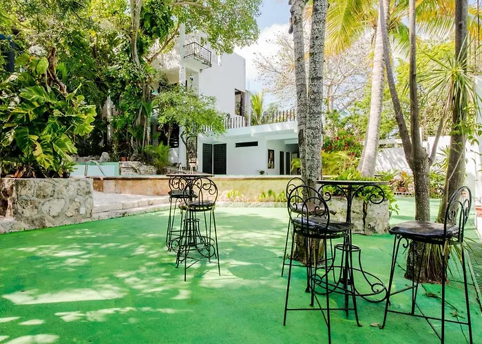 Couette-café Private 10 Rooms, Private Pool, Walk To