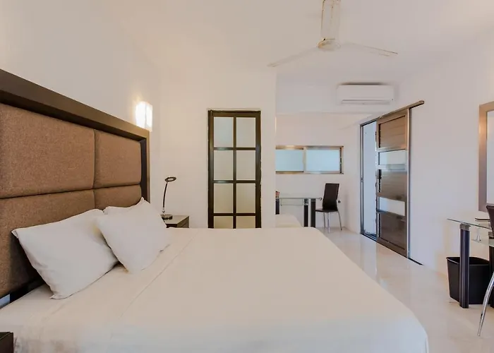 Couette-café Private 10 Rooms, Private Pool, Walk To