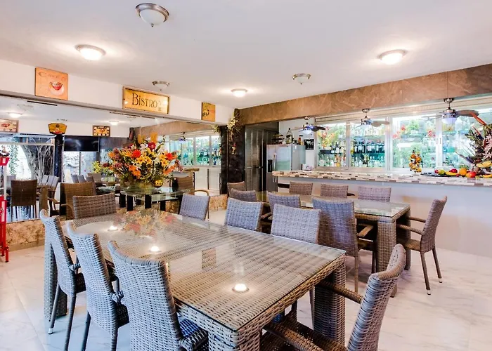 Private 10 Rooms, Private Pool, Walk To Playa del Carmen